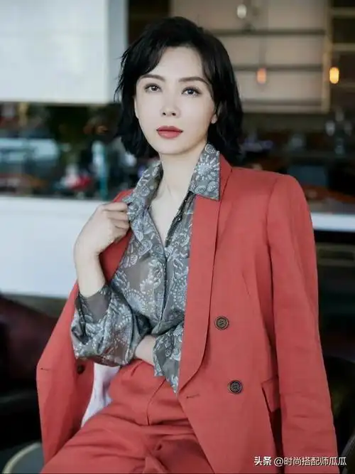 其实很多时候像陈数姐姐这样走气质路线的女人,在日常通勤搭配里,与其