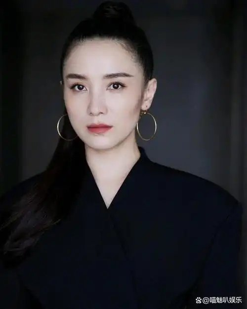 与已婚名导同居5年,42岁宋佳的复杂人生