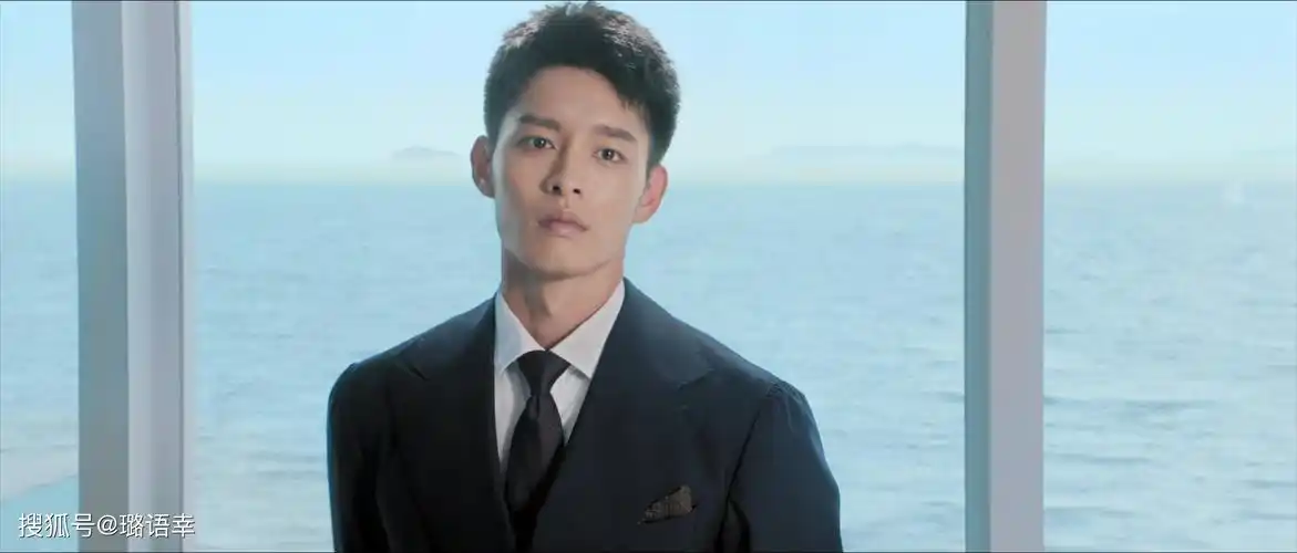 曹佑宁饰演的厉腾厉腾:一家主营安保业务的公司总裁,30出头.