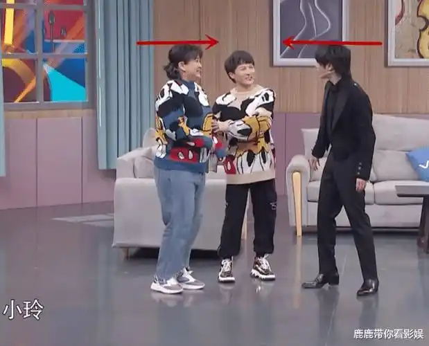 而两个人同框的时候,也是注意到了两个人的身高对比.