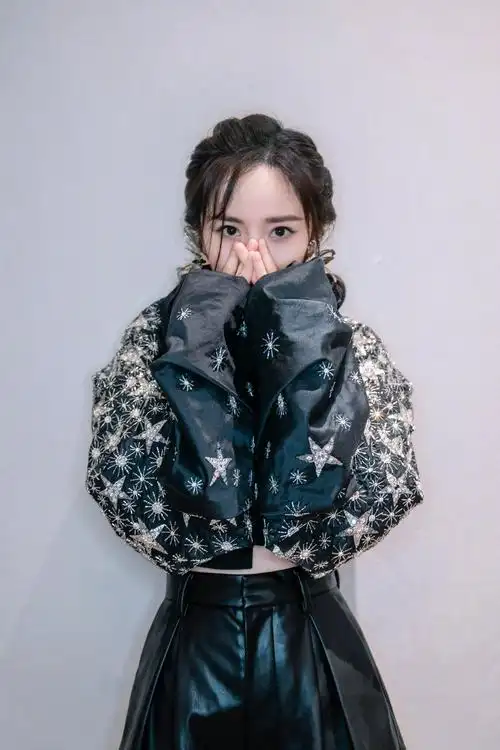 杨幂活动造型花絮图是古灵精怪的可爱幂呀676767