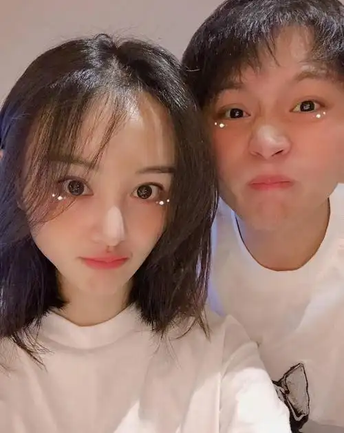 首次秀恩爱!郑爽深夜晒与男友张恒多张合影,两人搞怪画面甜蜜