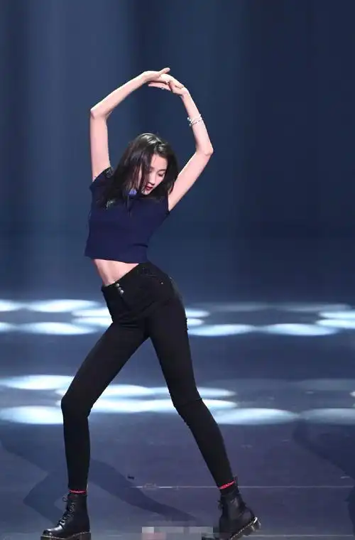 原创关晓彤上节目跳热舞穿露脐装紧身裤网友比女团成员还正点