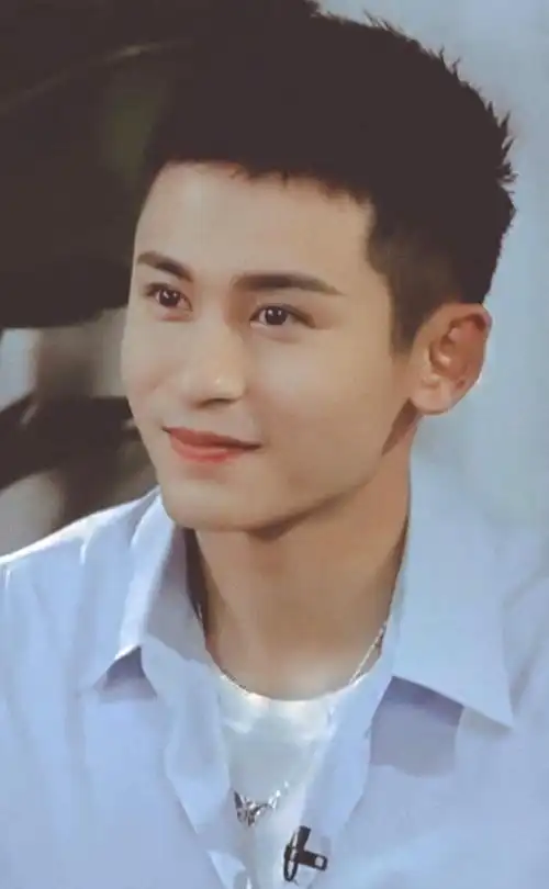 张哲瀚年轻旧照曝光粉丝最后一张帅到我了