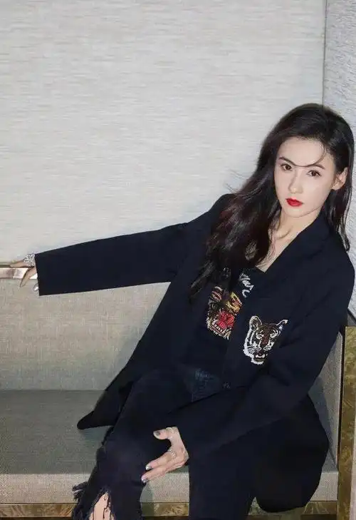 张柏芝41岁素颜照曝光黑色西装也遮不住美貌皮肤水嫩如少女