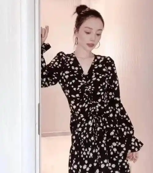 李小璐分手后大变样,近照堪比"整容",不料却被墙壁抢了镜_穿着_黑色