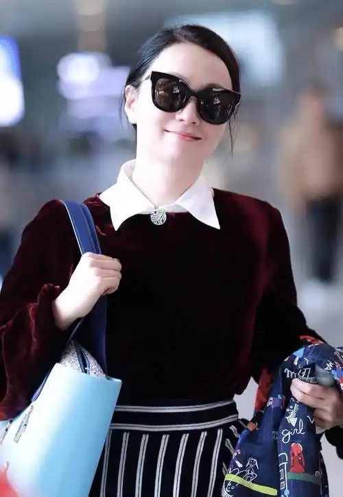 49岁陶虹也难逃中年发福,穿礼服显腰粗站不稳,徐峥勉强才能揽住_身材