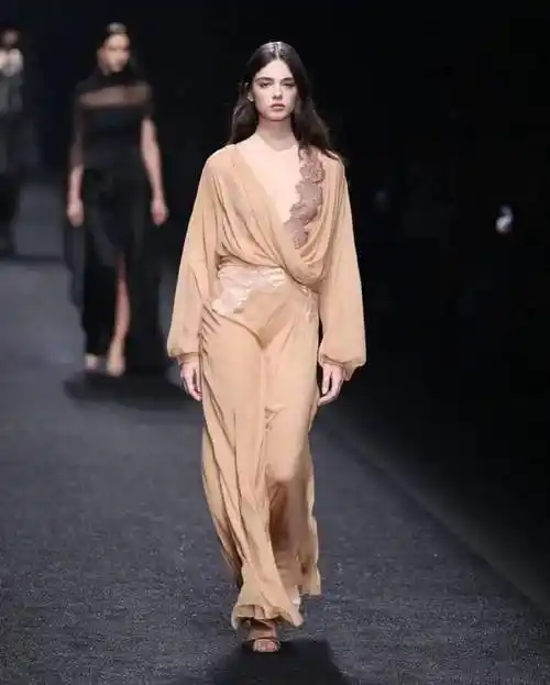 原创为什么模特走秀不穿内衣原来真相是这样的涨见识了