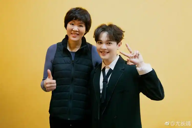 [新闻]181225 尤长靖更新微博晒合影 期待与大家一起在浙江卫视2019