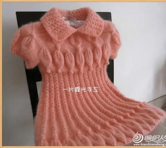 股安哥拉毛8两 工具:9号棒针 规格:胸围62cm,裙长60cm 这条裙子很漂亮