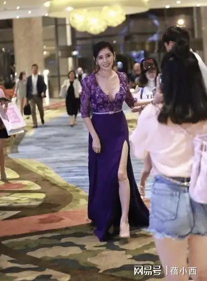 中国媳妇秋瓷炫尺度放开了一袭紫色裙上深v下开叉真不怕走光