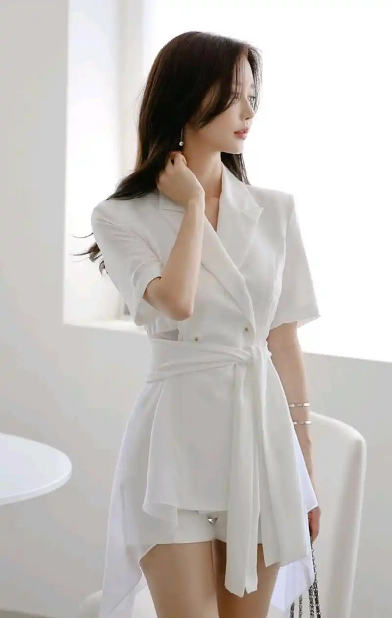 绝世佳人孙允珠:夏日白色修身束腰百褶西装裙