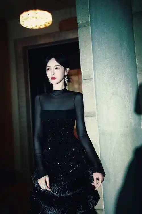 原创唐嫣分享美照白色高叉礼服宛如新娘黑色长裙英姿飒爽