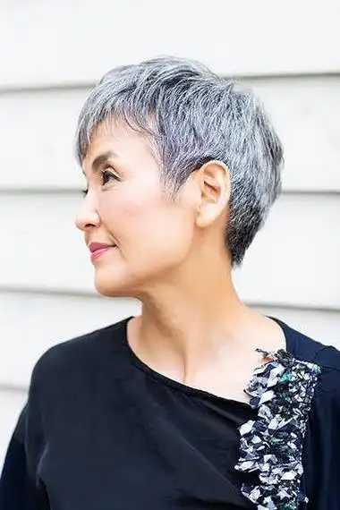 58到88的女性,发型这样剪,花白头发也很美