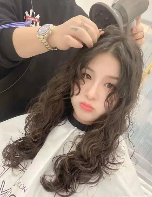 刚烫的卷发如何打理2021年流行烫发发型图片