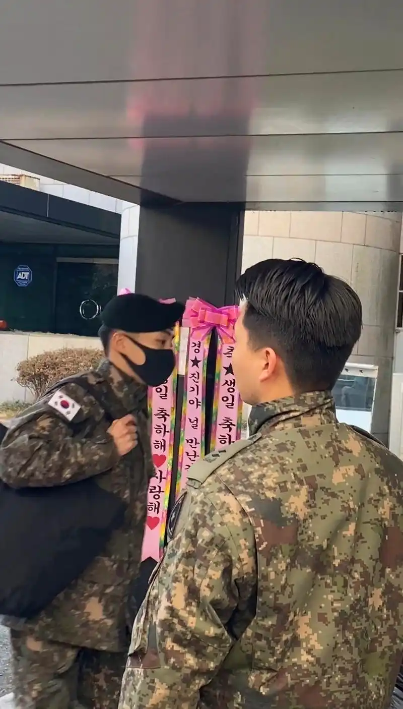 金珉锡今日音乐剧上班照来袭一身军装展示飒爽英姿