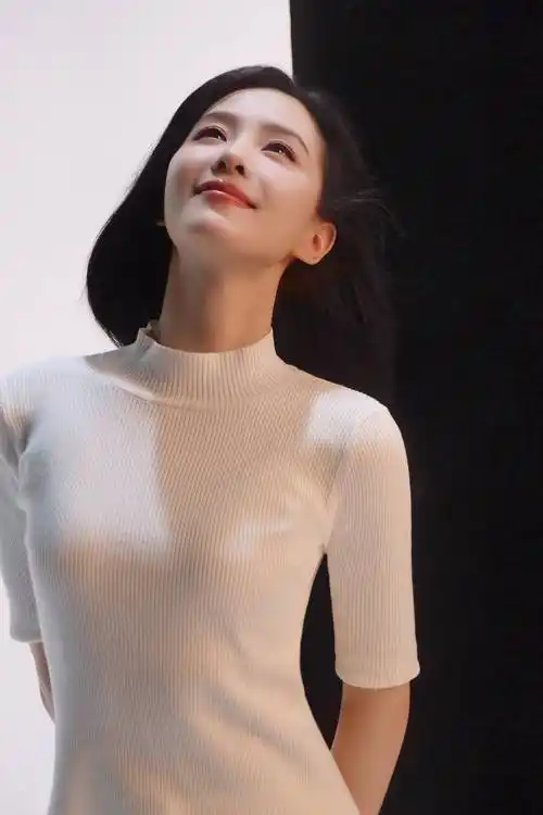 刘诗诗穿白色高领毛衣,温柔知性古典美!