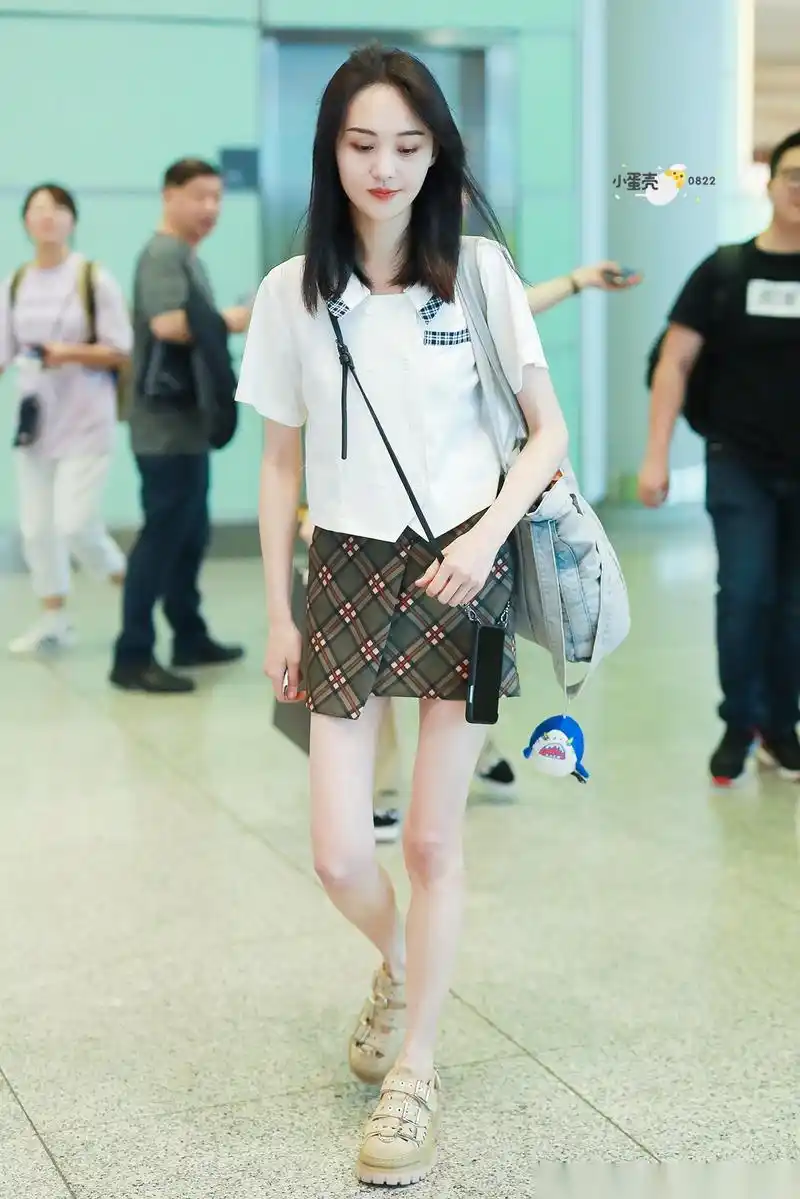 郑爽最近频繁营业,这组机场街拍看得出郑爽瘦的可怕,腿还是那么细,要