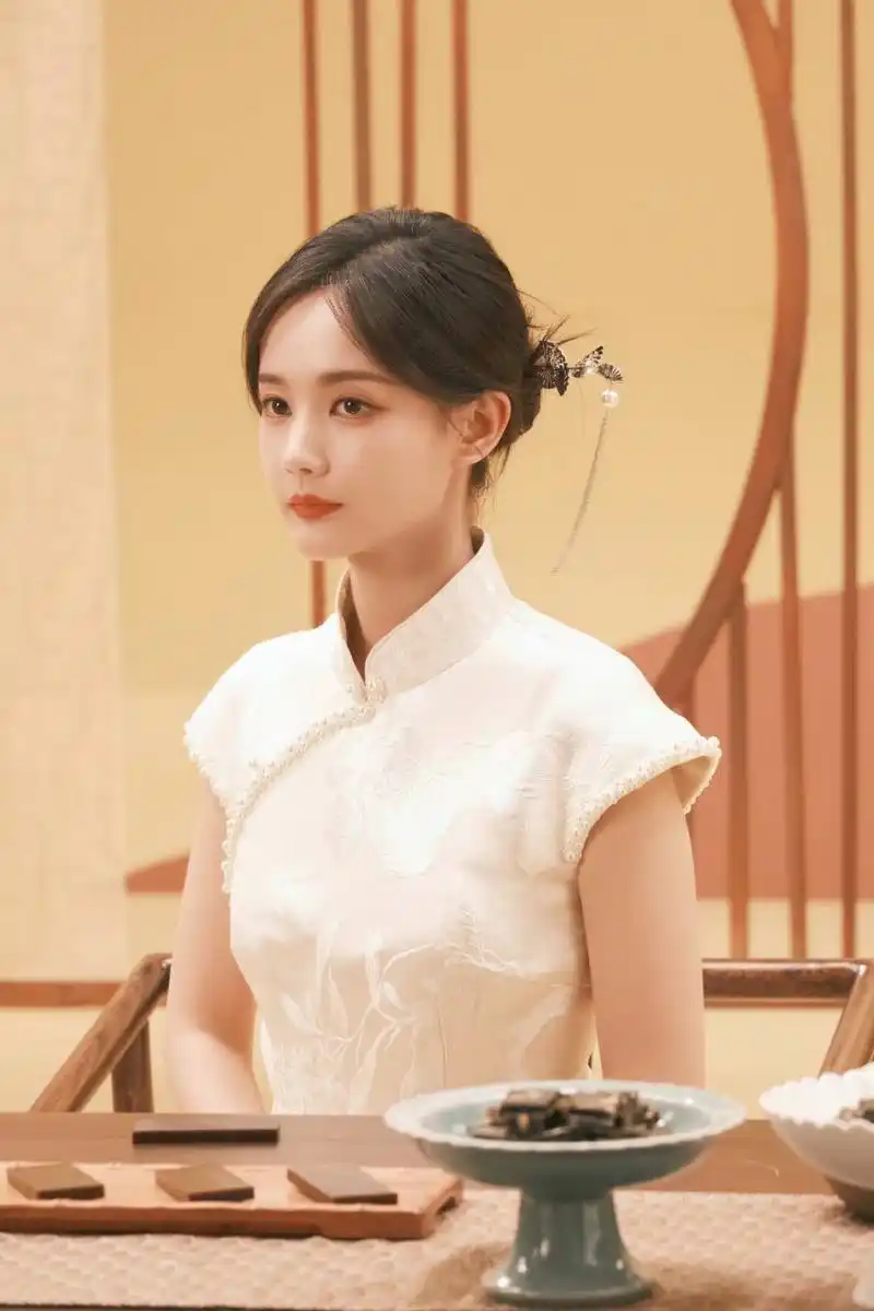 李一桐旗袍造型惊艳众人,怎么会有穿旗袍这么好看的女明星?