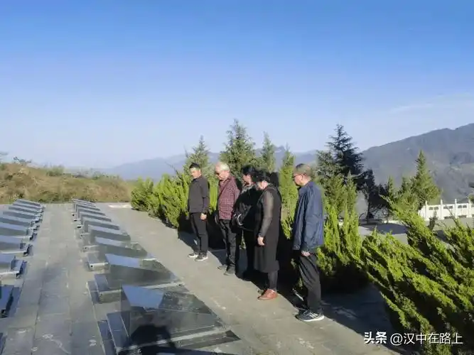 李自新一行在私渡镇陈浅伦故居,鸡公田起义旧址,马儿崖红二十九军革命