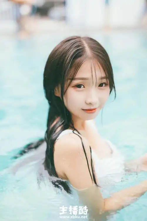 湿漉漉长发美女面容纯净白色泳衣尽显细胳膊小白腿图片