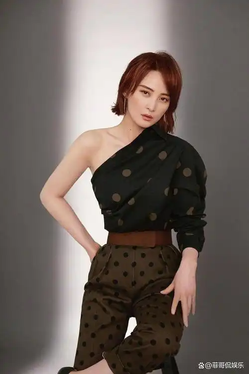 4月7日,演员蒋勤勤出席某项线下活动,一袭修身黑裙让她惊艳全场.