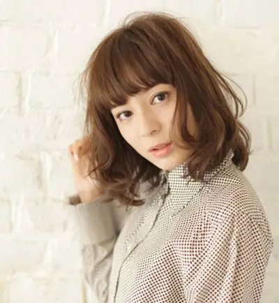 中短发烫发发型图片中卷显端庄