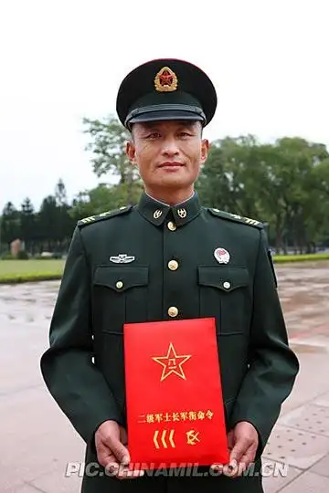 广州军区授予首批高级士官一二级军士长军衔(6)