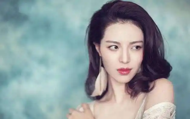 钟楚曦人美气质好与陈伟霆合作显演技再接新作被赞很有前途