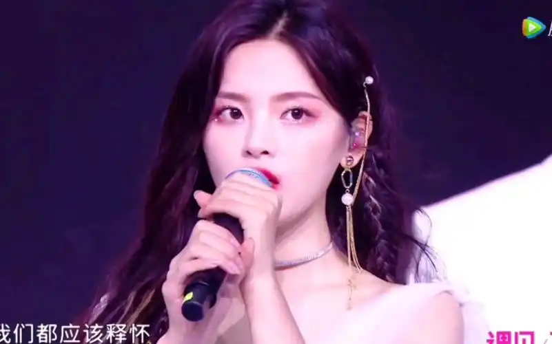 杨超越认真唱歌的样子好可爱!