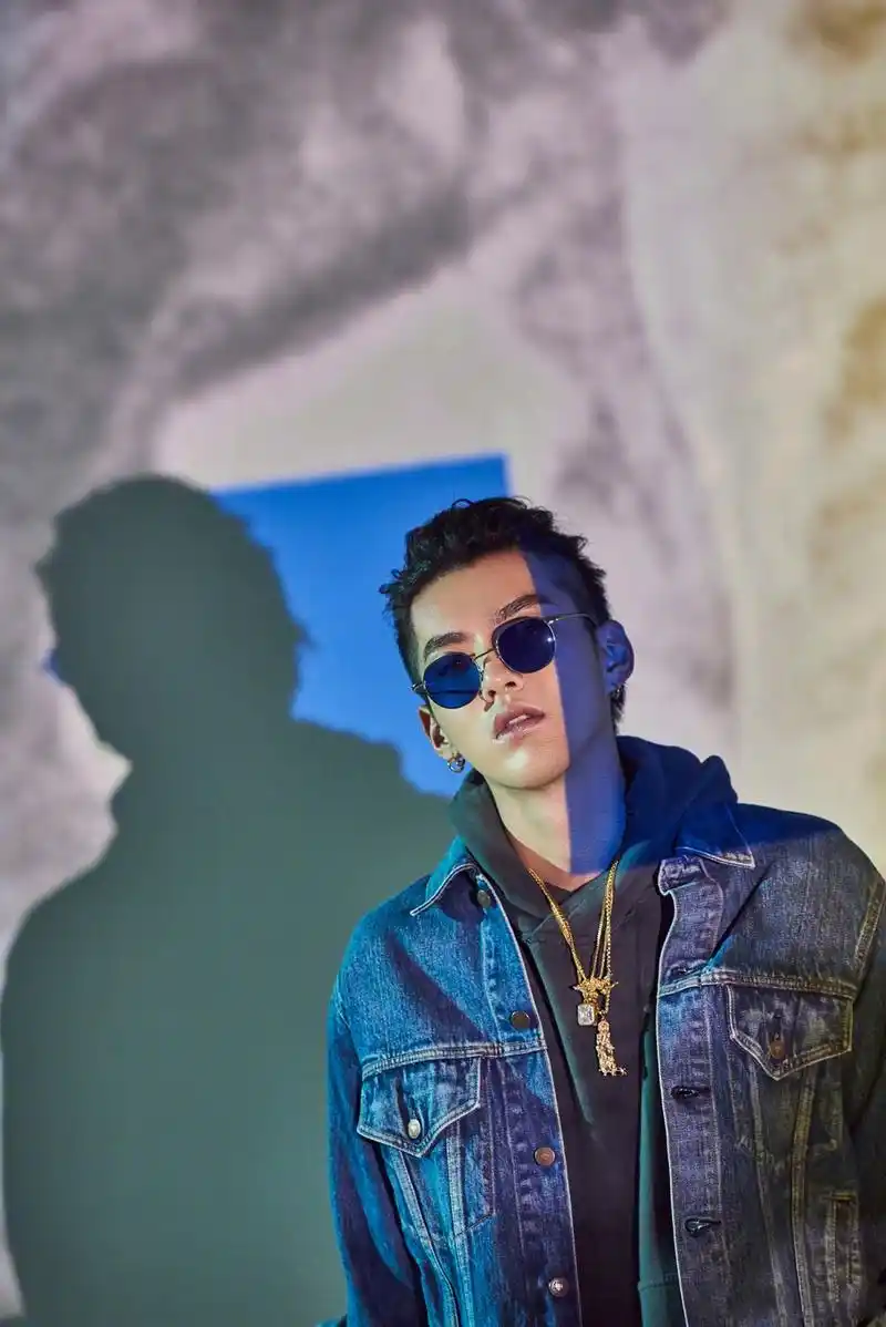 吴亦凡新造型太"抢眼",红色衬衣大墨镜,网友吐槽说中笑点!