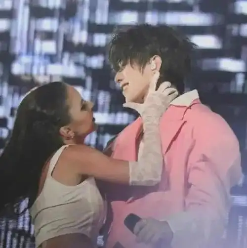 蔡徐坤晒肌肉照硕大胸肌惹粉丝集体舔屏这也太帅了