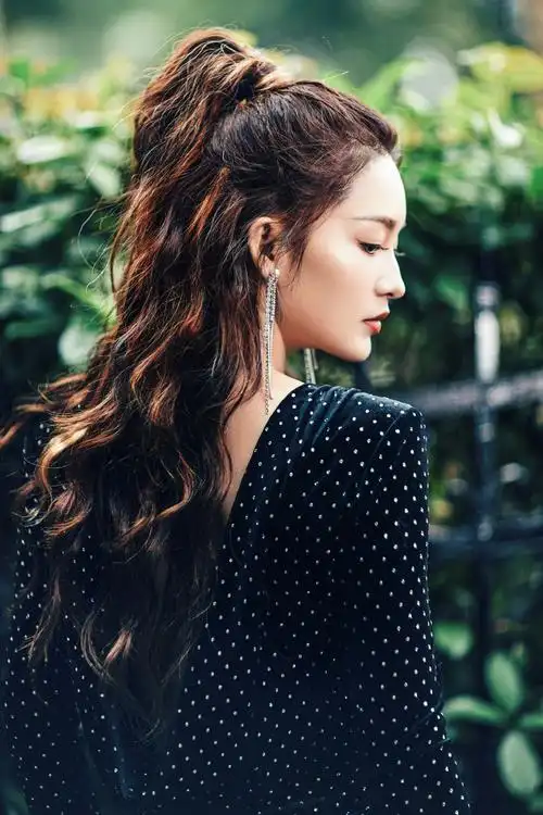 组图李沁黑糖波波露背裙性感妩媚流苏耳饰点缀更添御姐气息