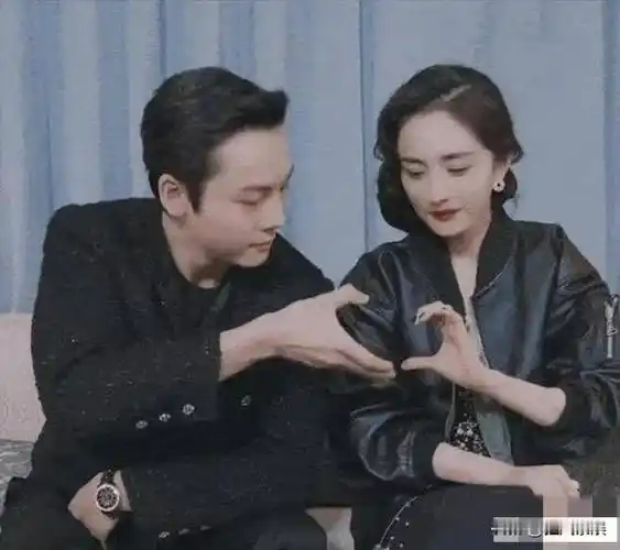 杨幂陈伟霆微博甜蜜官宣,网友猜测财产协议,娱乐圈爱情能否长久?