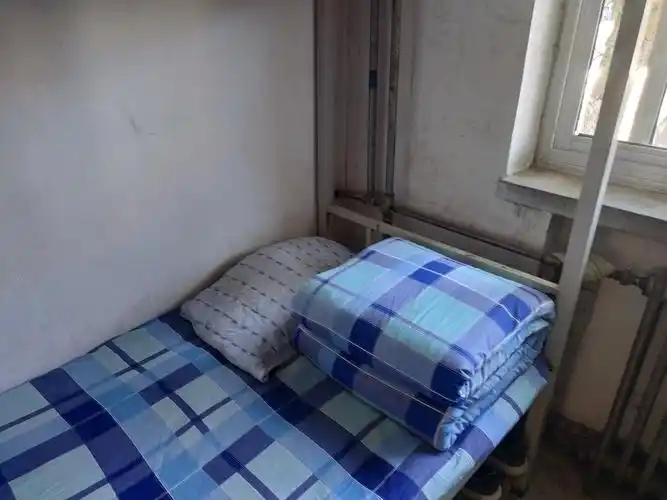 整齐的被褥,有序的布置,干净的宿舍,反映了二中的管理水平和学生素质.