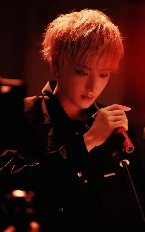 演员黄子韬魅力非凡的舞台王子来看他的帅照吧