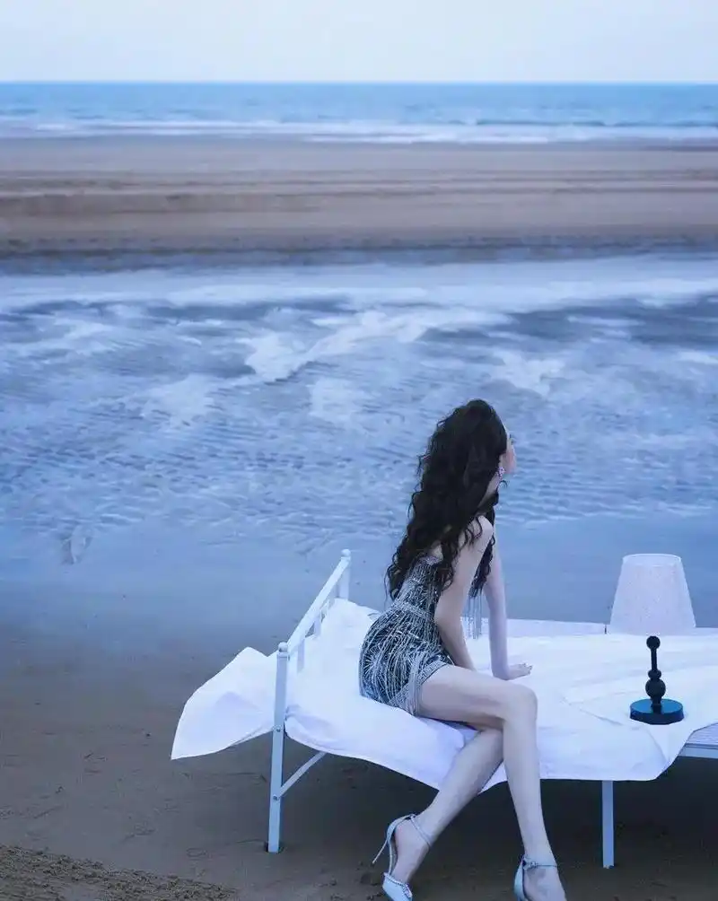 戚薇海边搬床,李承铉来搬