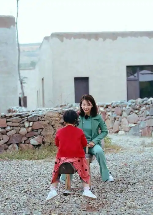 原创41岁刘涛上节目真胆大一身绿色装美得毫无违和感同龄女星少见