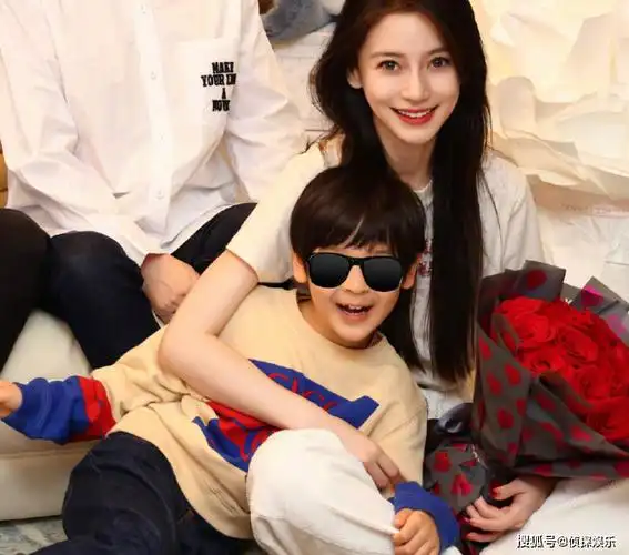 原创杨颖妇女节晒与儿子合照7岁小海绵长高不少母子同框超有爱