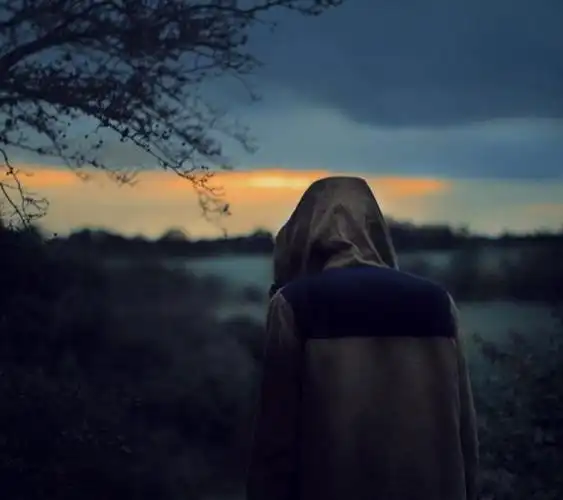 最好图片上只有他,一个人)一个人在路上走的很远背影图片下载:http