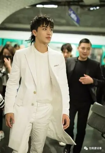 蔡徐坤也剪了鲻鱼头这个发型真的不是单凭勇气就能撑起来的啊