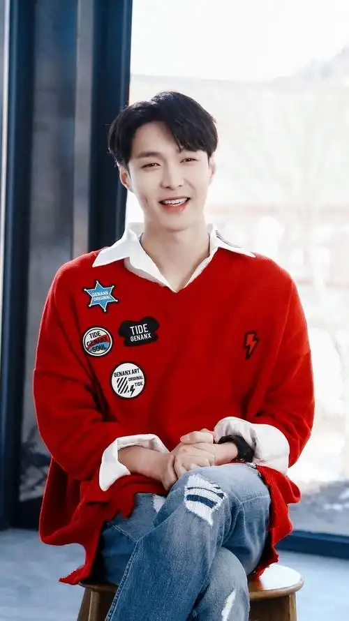 有没有张艺兴的图片,笑得很开心,尤其是对着镜头笑的那种?