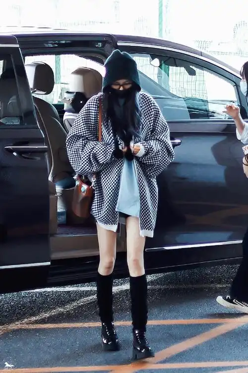 杨幂黑白格子衫造型#杨幂今日机场look,黑白格外套搭黑色盆帽,黑框