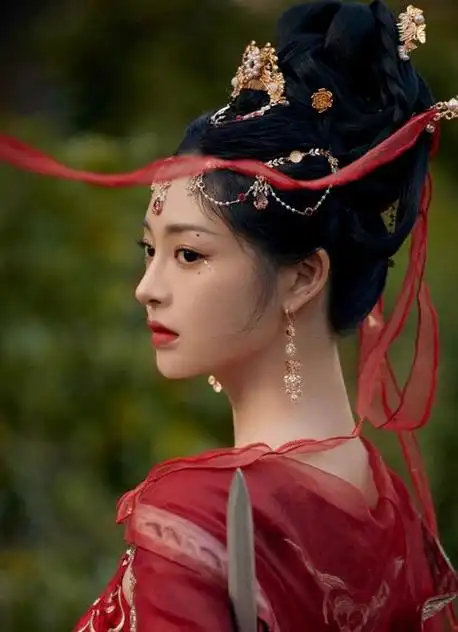 女星周洁琼以其一袭红色古装造型,惊艳全场观众成为了当晚焦点