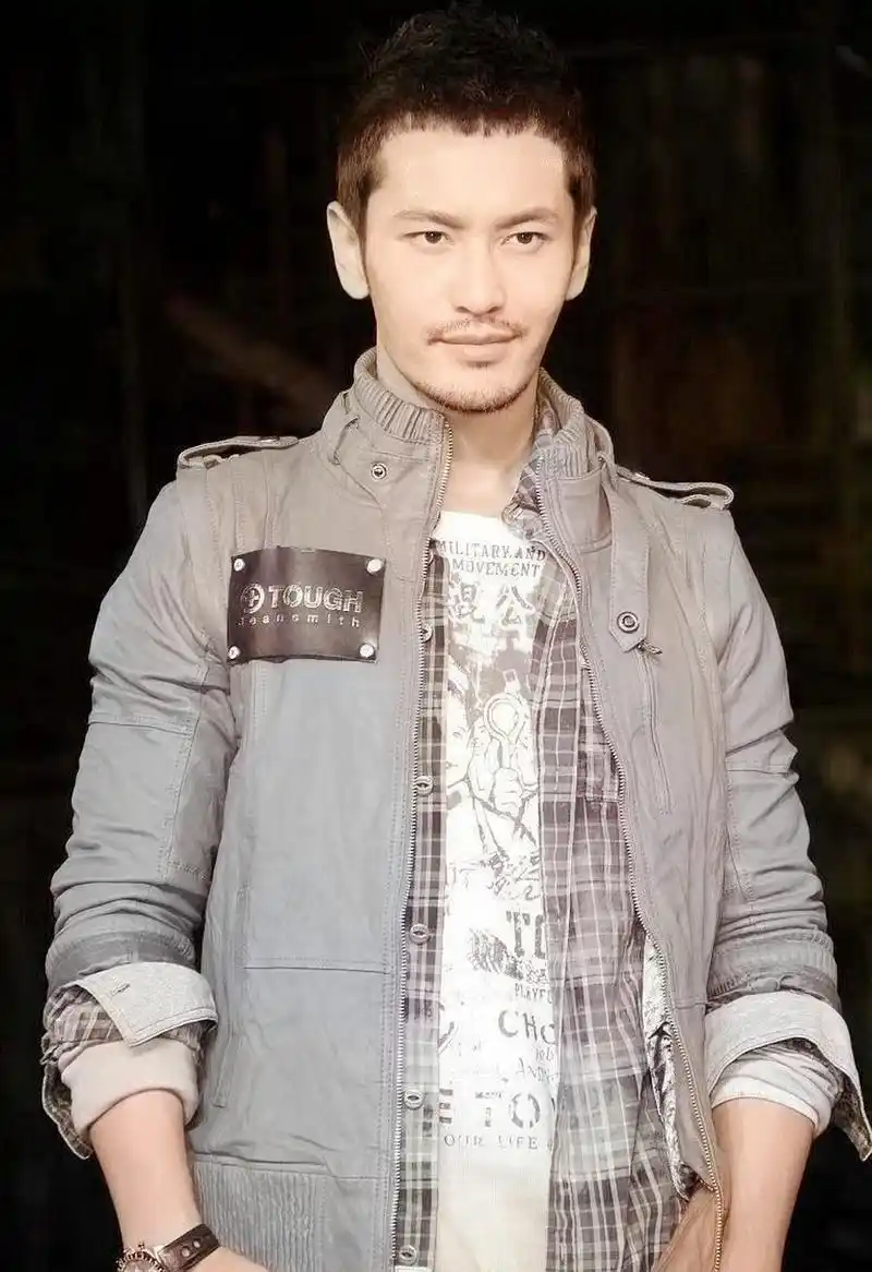 黄晓明有三种胡子,哪一种是真的老了?哪个是凹的?瞬间就做好了!