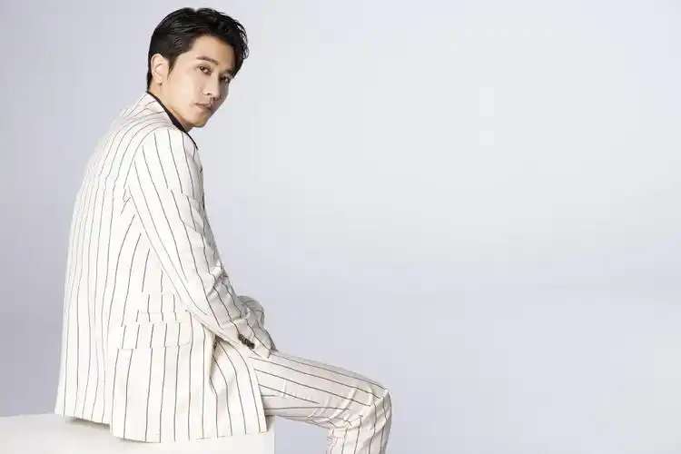 分享一组彭冠英图片给大家,图中的明星图片壁纸会点缀你的电脑桌面