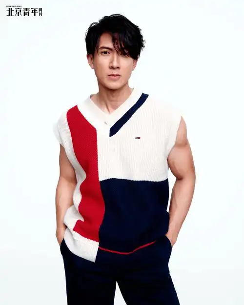 吴尊最新杂志封面曝光黑白光影大片演绎锋芒力量