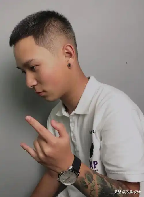 男生不仅仅要发型精致还要有型,这款男士烫发发型就是最近超级流行的