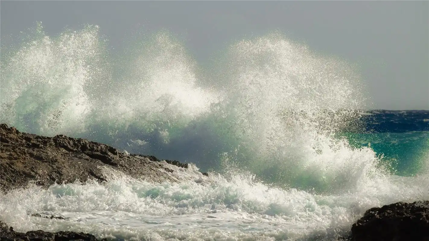 海边汹涌浪花高清桌面壁纸