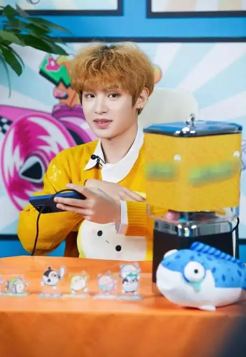 justin新闻240203黄明昊全新黄发形象亮相粉丝沸腾小黄的魅力无法挡